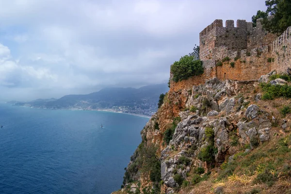 A fortaleza de Alanya na Turquia. Vista mar da muralha da fortaleza e da torre de vigia . — Fotografia de Stock