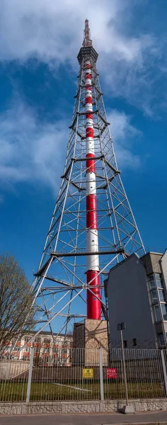 Torre de televisión en San Petersburgo, Rusia. Hecho de acero. Fue construido en 1962 para la televisión y la radiodifusión a Leningrado y la región de Leningrado. La altura de la torre es de 310 m . — Foto de Stock