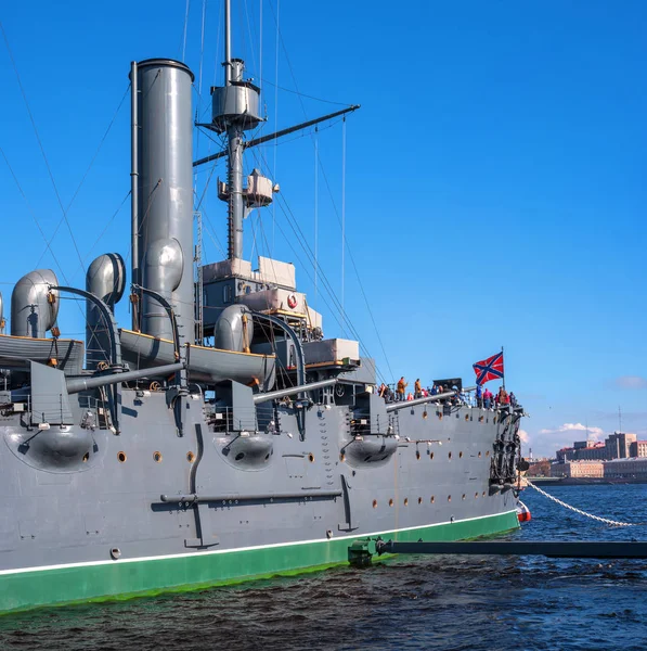 São Petersburgo, Rússia-28 de abril de 2018: The Cruiser Aurora. Vista do arco da nave. O navio está atracado no aterro de Petrogradskaya e é um museu . — Fotografia de Stock