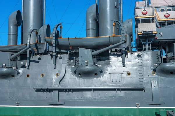 O Cruiser Aurora. São Petersburgo, Rússia. Fragmento do lado da nave. Você pode ver a arma, o bote salva-vidas. O navio está atracado no aterro de Petrogradskaya e é um museu . — Fotografia de Stock