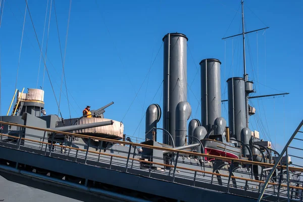 São Petersburgo, Rússia-28 de abril de 2018: The Cruiser Aurora. Fragmento da superestrutura dos navios. Vejam os navios armas, botes salva-vidas, chaminés. O navio é um museu . — Fotografia de Stock