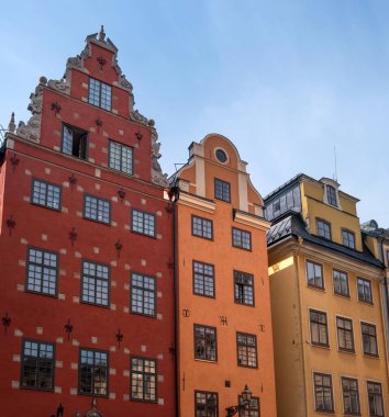 Stortorget Meydanı 'ndaki evlerin renkli yüzü Gamla Stan. Stockholm, İsveç
