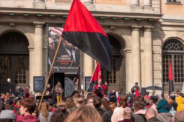 Stockholm, İsveç - 1 Mayıs 2019: Stockholm'de Ilk Mayıs İşçi Bayramı gösterisi. Nobel Müzesi'nde Storstorget Meydanı'nda bir miting