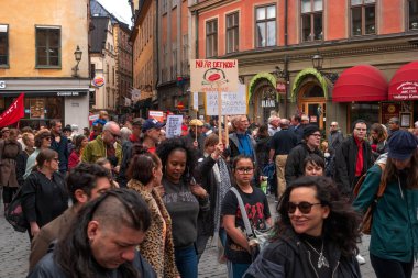 Stockholm, İsveç - 1 Mayıs 2019: 1 Mayıs İşçi Bayramı gösterisi Stockholm 'de. İnsanlar kırmızı bayrak taşır.