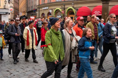 Stockholm, İsveç - 1 Mayıs 2019: 1 Mayıs İşçi Bayramı gösterisi Stockholm 'de. İnsanlar kırmızı bayrak taşır.