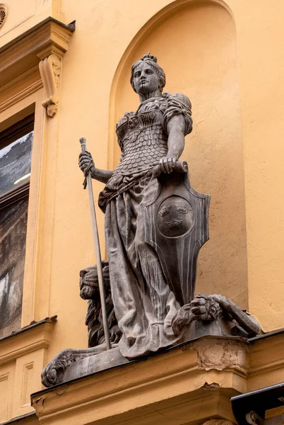 Stockholm, Sweden - May 1, 2019: The statue of a woman warrior, Viking Woman Blenda in chain mail, she holds a shield - on the shield are three crowns. At her feet lies a Swedish lion — 스톡 사진