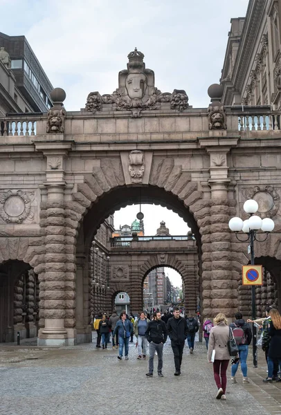 Estocolmo, Suecia - 1 de mayo de 2019: Pasadizo arqueado - parte del edificio del Parlamento de Suecia - Sveriges Riksdag - —  Fotos de Stock