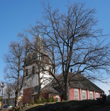 Eski çan kulesi. Porvoo Katedrali 'ndeki küçük kilise, Porvoon Tuomiokirkko, Evanjelik Luteryan Kilisesi' nin katedrali. Ön planda tipik bir Finlandiya evi vardır.