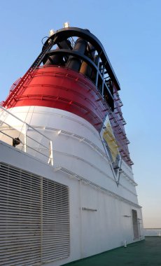 Stockholm, İsveç - 29 Nisan 2019 Viking yolcu feribot hattının bacası. Feribot Helsinki 'den Stockholm' e hareket ediyor.