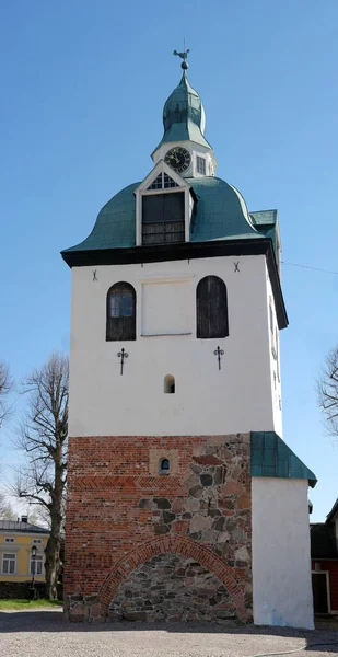 Der alte Glockenturm. Kleine Kirche an der porvoo-Kathedrale, porvoon tuomiokirkko, Kathedrale der evangelisch-lutherischen Kirche Finnlands aus dem 15. Jahrhundert — Stockfoto