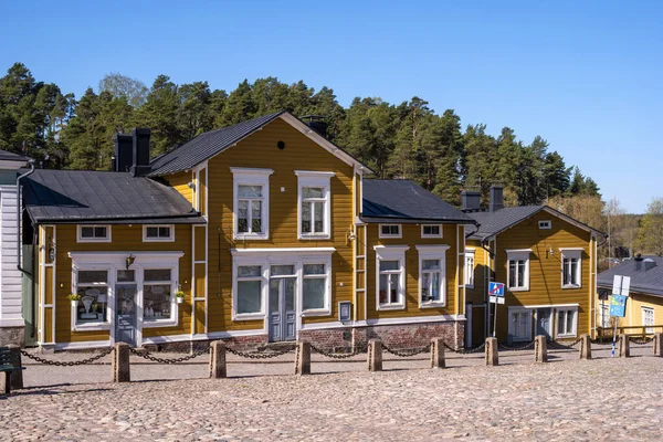 Красочный дом в старом городе Порвоо. Типичный финский деревянный дом. Порвоо, Финляндия — стоковое фото
