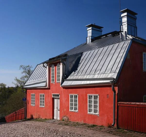 Kolorowy dom w starym mieście Porvoo. Typowy fiński drewniany dom. Porvoo, Finlandia — Zdjęcie stockowe