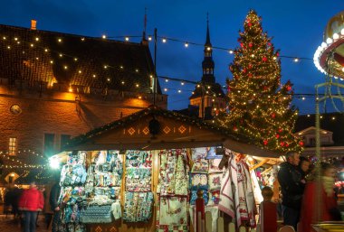 Tallinn, Estonya - 3 Ocak 2020: Tallinn 'de geleneksel Noel pazarı. Belediye Binası Meydanı. Meydana bir Noel ağacı dikilmiş.