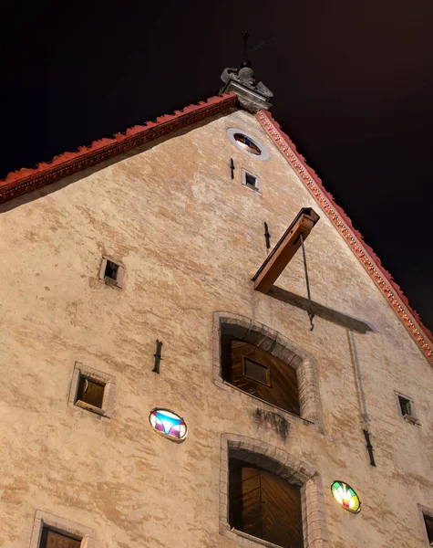 Tallinn, Estónia. Fragmento de uma velha casa na rua Lai. Foto noturna — Fotografia de Stock