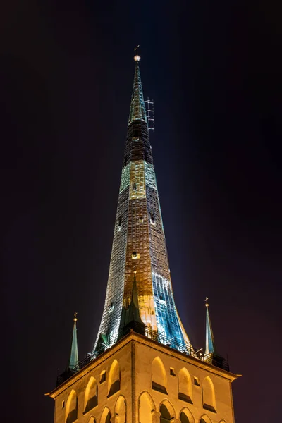 Нічний вид на церкву Святого Олава в Таллінні. Естонія. Дзвіниця церкви. — стокове фото