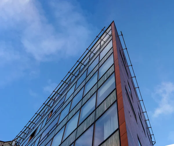 Modern office building wall made of steel and glass with blue sky — Stock Photo, Image