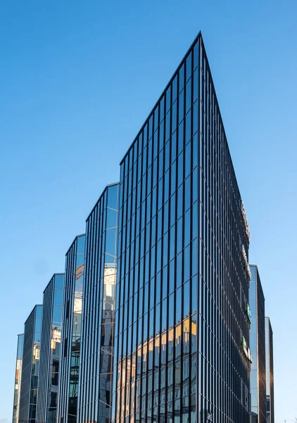 Стена современного офисного здания из стали и стекла с голубым небом — стоковое фото