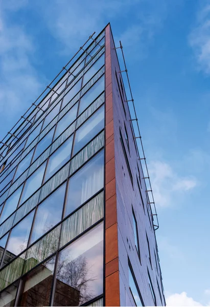 Modern office building wall made of steel and glass with blue sky — Stock Photo, Image