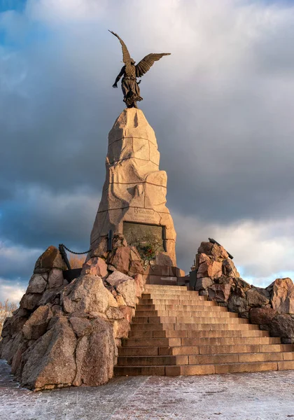 Tallinn, Estonie - 4 janvier 2020 : Monument dédié à la mort du navire russe Mermaid-. Un ange avec une croix regarde dans la mer. Le monument est situé à côté du parc Kadriorg — Photo