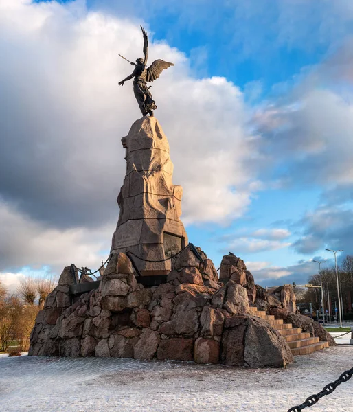 Tallinn, Estonia - January 4, 2020: Monument dedicated to the death of the Russian ship -Mermaid-. An angel with a cross looks into the sea. The monument is located next to Kadriorg Park — Stock Photo, Image