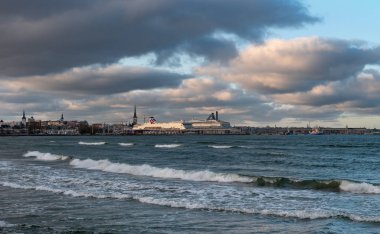 Tallinn, Estonya - 4 Ocak 2020: Tallinn limanının Pirita Caddesi boyunca uzanan sahil yolu manzarası. Feribotlar limana yanaştı.