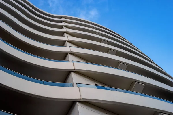 Wall of a modern building with curved balconies. Abstract picture for background — Stock Photo, Image