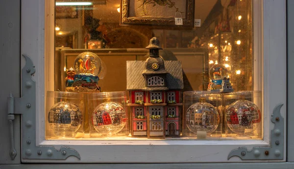 Tallinn, Estland - 3 januari 2020: Cadeauwinkel, vitrine met souvenirs, kerstsouvenirs, Estse smaak. De vitrine is verlicht, het creëren van een fantastische sfeer — Stockfoto
