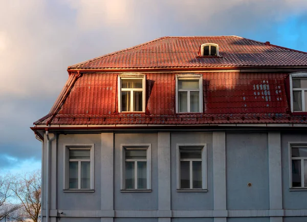 Fragmento de una casa con un hermoso techo de baldosas —  Fotos de Stock