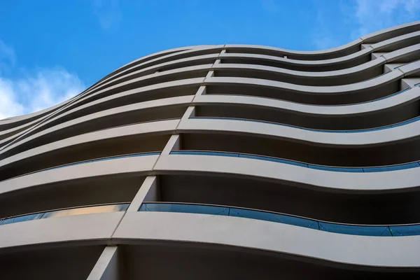 Wall of a modern building with curved balconies. Abstract picture for background — Stock Photo, Image