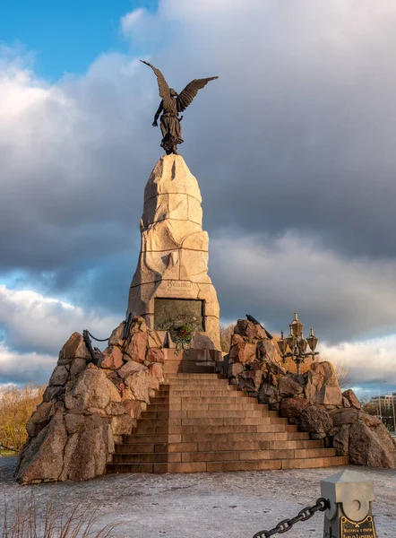 Tallinn, Estonie - 4 janvier 2020 : Monument dédié à la mort du navire russe Mermaid-. Un ange avec une croix regarde dans la mer. Le monument est situé à côté du parc Kadriorg — Photo