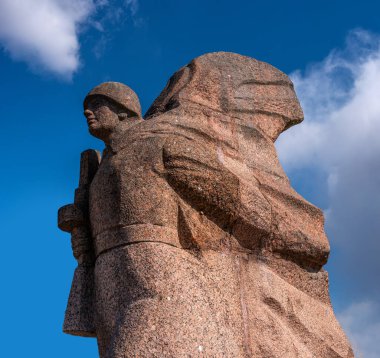 Gatchina, Rusya - 30 Mart 2020: Büyük Vatanseverlik Savaşı Anıtı. Ölen askerlerin anıtı. Granit oymalı silahlı bir askerden. Yakın plan.