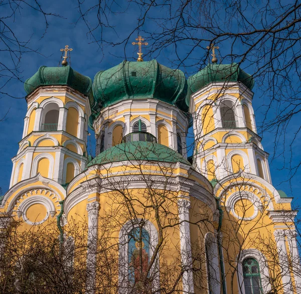 Catedral Pavlovsky Soleado Día Primavera Fragmento Cielo Azul Cúpulas Verdes —  Fotos de Stock
