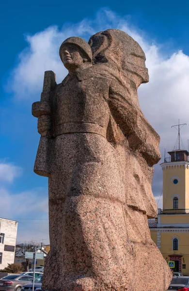 Gatchina, Rosja - 30 marca 2020 r.: Pomnik Wielkiej Wojny Ojczyźnianej. Pomnik poległych żołnierzy. Z granitowego rzeźbionego żołnierza z bronią. Zbliżenie — Zdjęcie stockowe