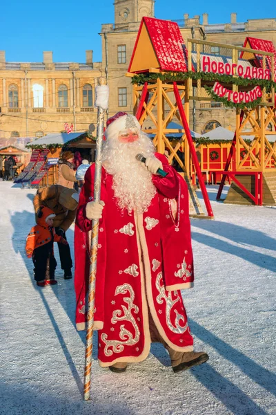 Gatchina Russie 6 Janvier 17 Spectacle De Noel Pour Les Enfants Sur Le Terrain De Parade Devant Le Palais De Gatchina Arbre Bebe Stock Photo