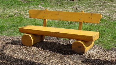 Tek başına bir park bankı sarı.