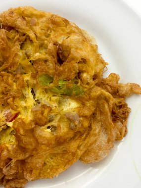 Domates ve dolmalık biberli omlet, Tayland usulü.