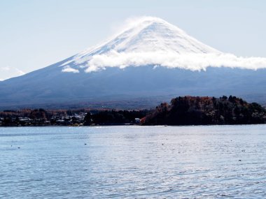 Sonbaharda güneş ışığı alan mavi gökyüzünde Fuji Dağı, Kawaguchiko Gölü, Japonya