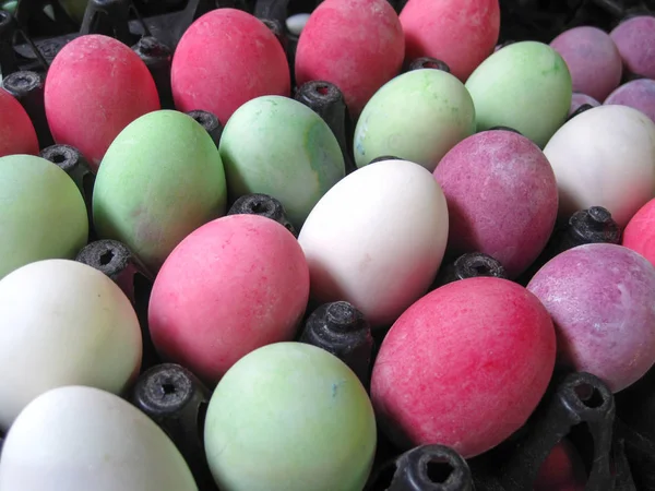 Yumurta kutusunda renkli yumurtalar var.
