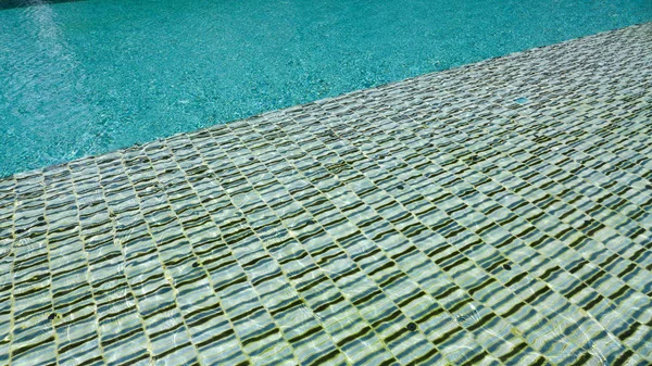 Güneşli bir günde havuzda su dalgalanması deseni