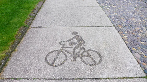 Parkın çimento zemininde bisiklet yolu tabelası