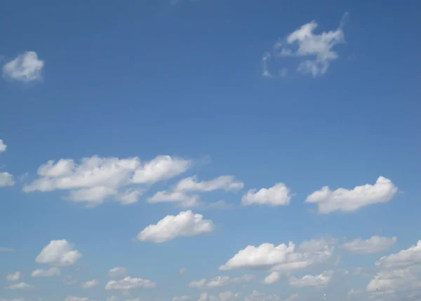 Güneşli bir günde bulutlu arka planda mavi gökyüzü