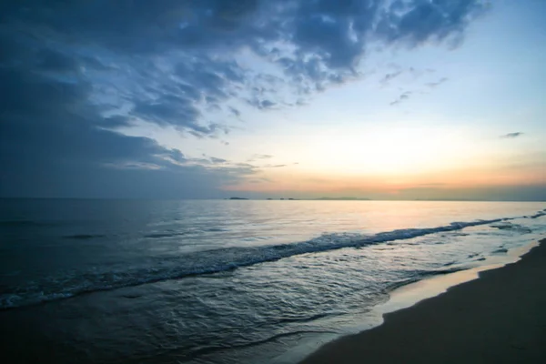 Bulutlu mavi gökyüzünde gün batımı