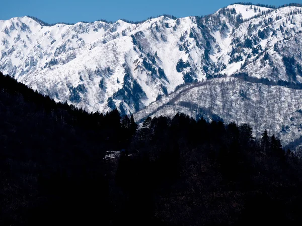 Japonya 'da dağın tepesinde kar var.
