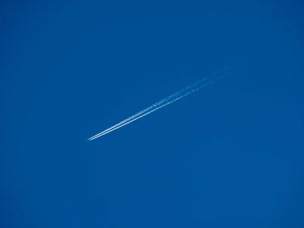 Koyu mavi gökyüzünde beyaz izler