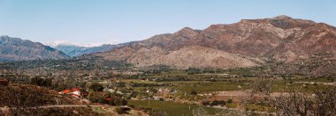 Ojai Vadisi 'nin Panoraması ve çevresindeki dağlar ve tarım arazileri