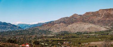 Ojai Vadisi 'nin Panoraması ve çevresindeki dağlar ve tarım arazileri