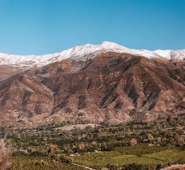 Kışın Ojai Vadisi 'nin üstündeki Şef Peak karla kaplıydı.