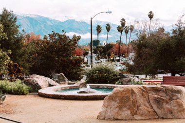 Ojai California şehir merkezinde, dağlarda kar yağdıktan sonra