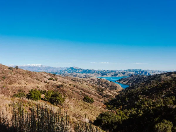 Thomas yangınından 2 yıl sonra Casitas Gölü 'nün yükseltilmiş manzarası. — Stok fotoğraf