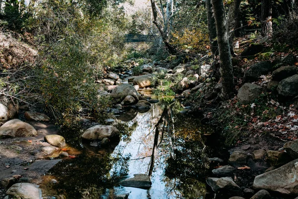 Lunga esposizione di torrente in esecuzione nelle montagne della California — Foto Stock